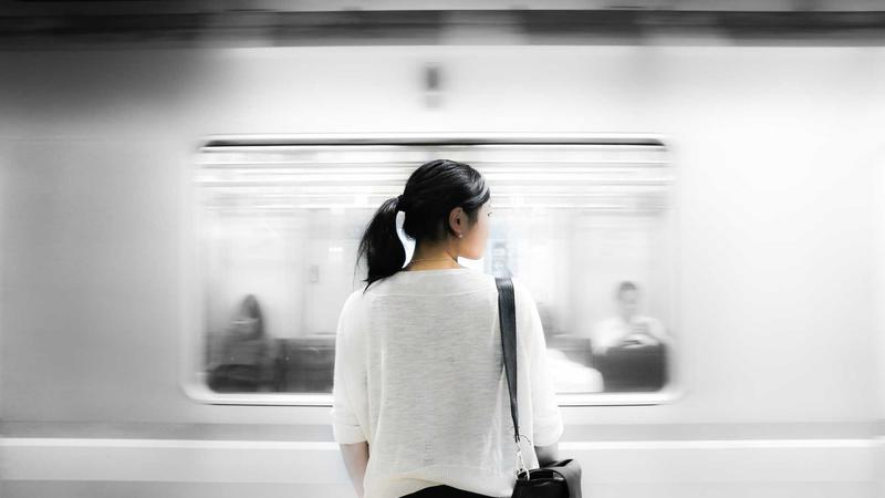 团队在复盘会上查看用户反馈汇总